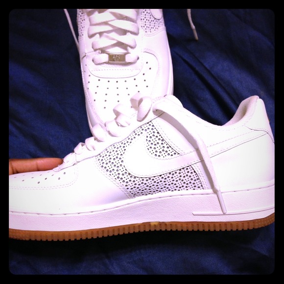 Brand new, white nike tennis shoes size 8, MENS .
