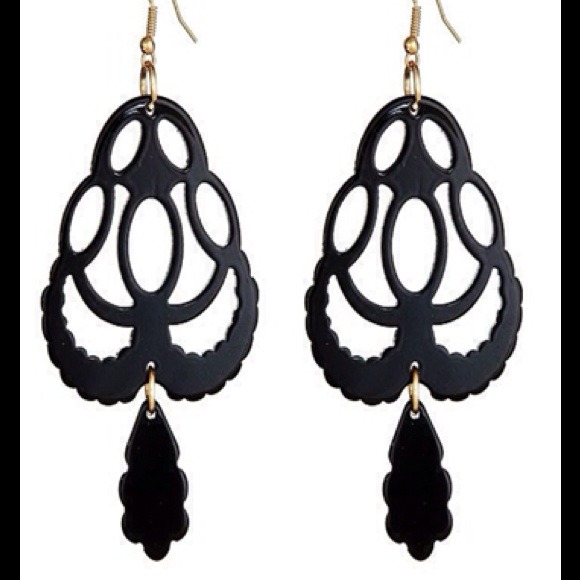 NWOT  Victoria Earrings
