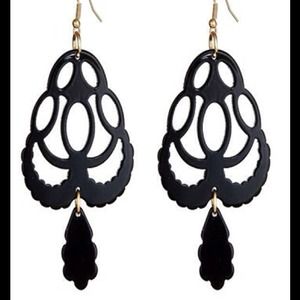 NWOT  Victoria Earrings
