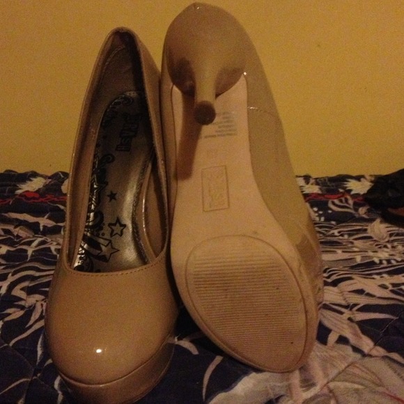 Shoes - Nice tan heels !!!!