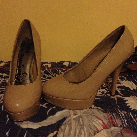 Nice tan heels !!!! - Picture 2 of 4