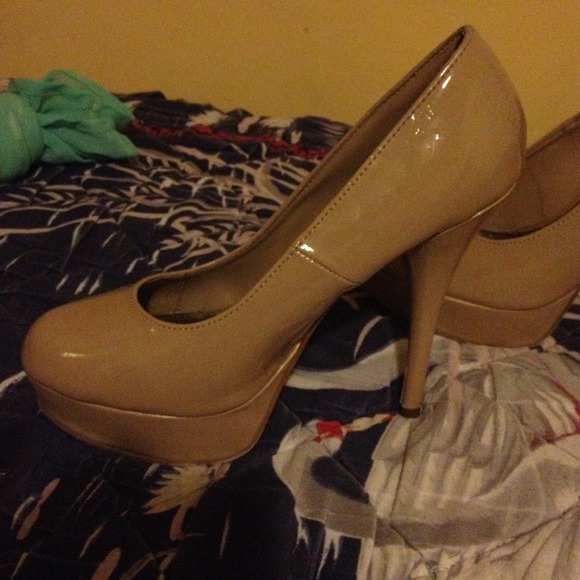 Nice tan heels !!!! - Picture 3 of 4