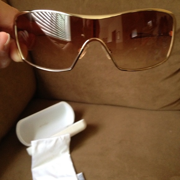 SOLD Oakley Sunglasses - Picture 3 of 4