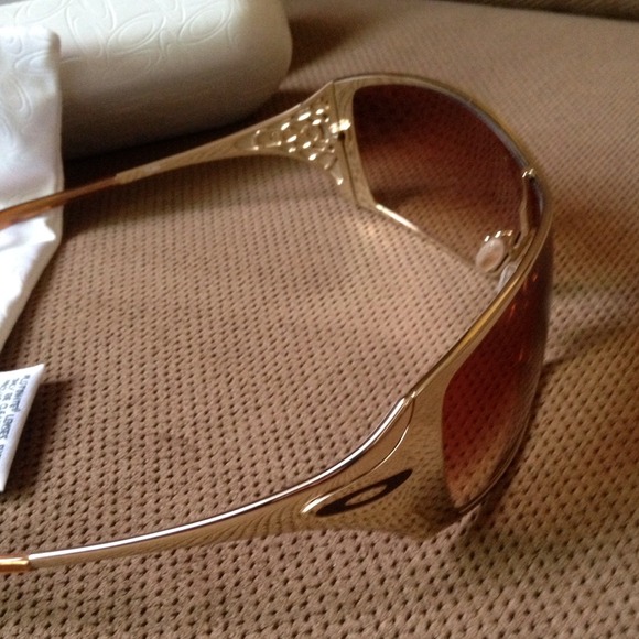 SOLD Oakley Sunglasses - Picture 4 of 4