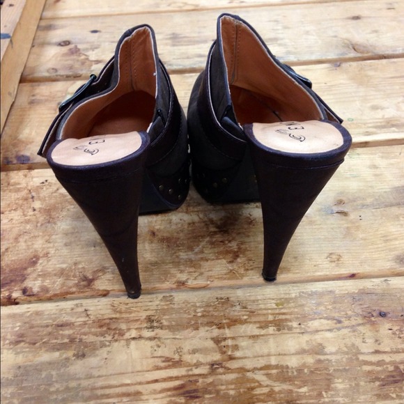 Brown clogs - Picture 2 of 3