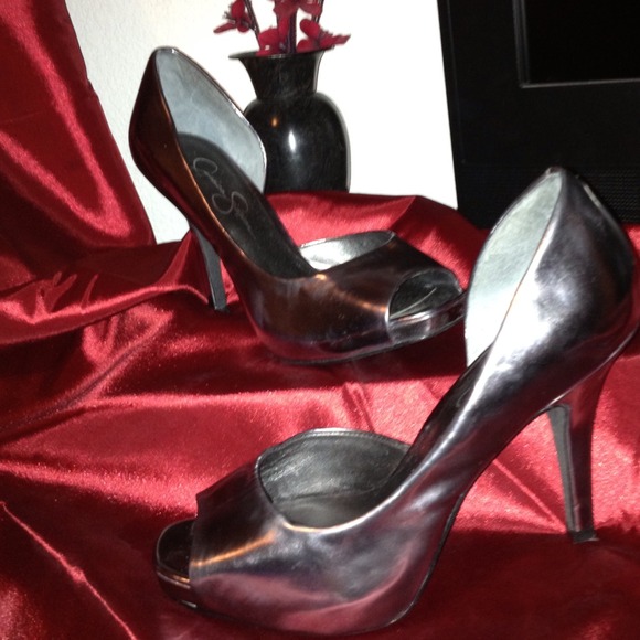 Jessica Simpson Shoes - Flash Sale!!!!! Size 6 Jessica Simpson Silver!