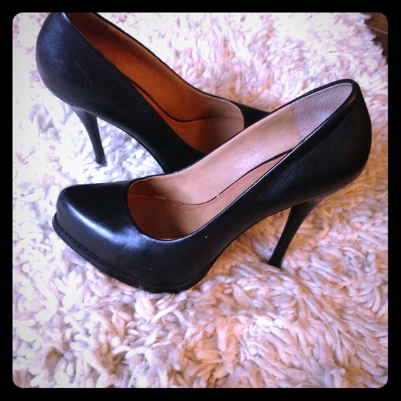 Beautiful 100% leather black heels! Bought at Saks