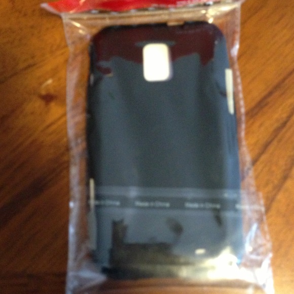 Samsung focus s black case + screen protectors - Picture 2 of 3