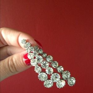 Spray design rhinestone brooch