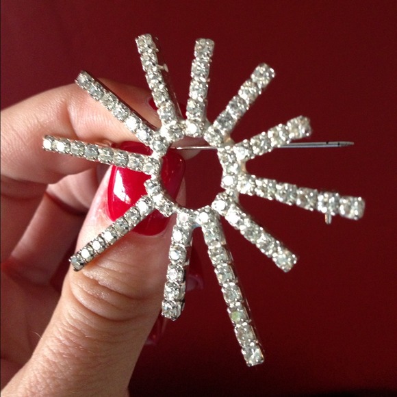 Sun style rhinestone brooch