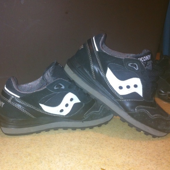 black saucony.