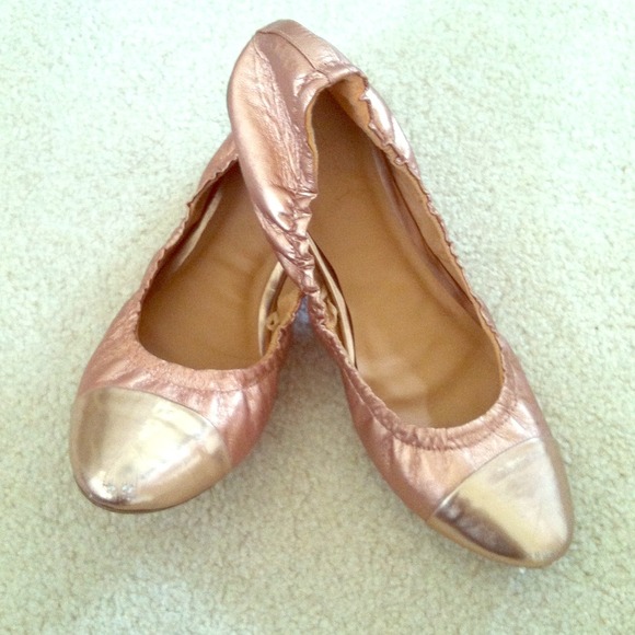 ❌SOLD❌Beautiful rose-gold cap toe flats!