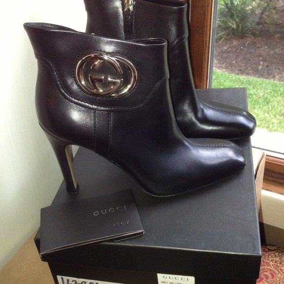 Beautiful black leather Gucci ankle boots!!