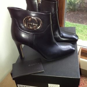 Beautiful black leather Gucci ankle boots!!