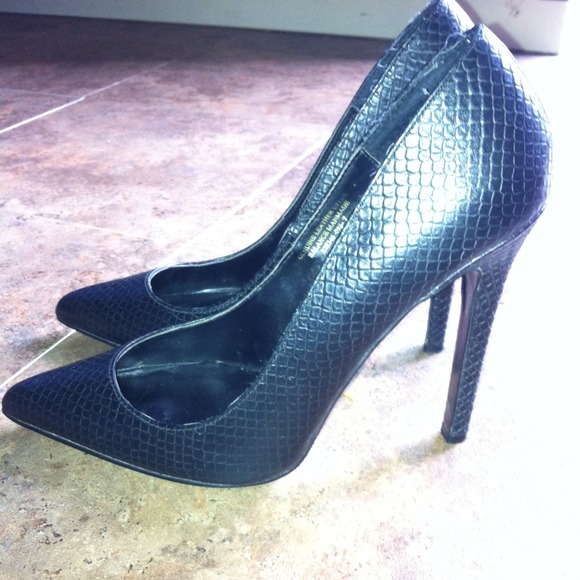 Colin Stewart Leather Pointed Toe Snakeskin Pump