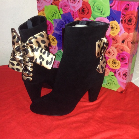 Beverly Feldman booties !