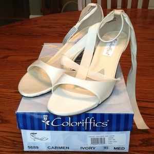 Coloriffics "Carmen" dress shoe, ivory. Size 9.5