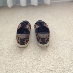 ADORABLE DKNY CHEETA SHOES (size 7.5)
