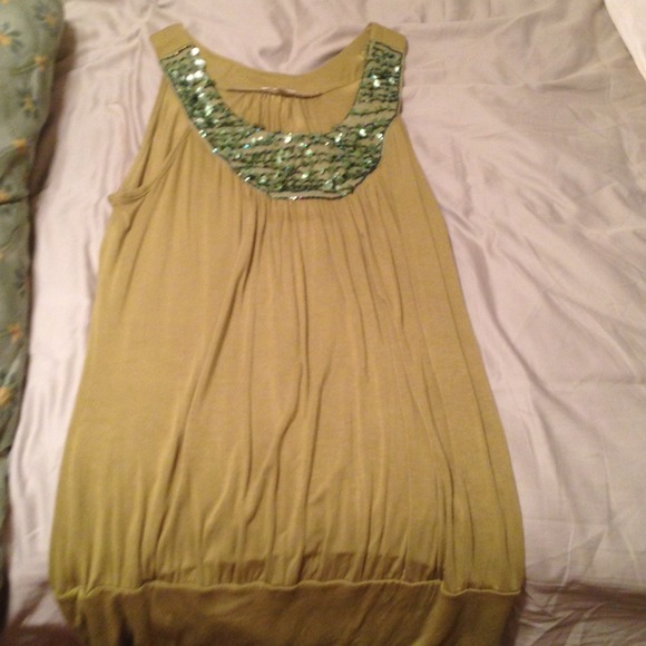 Size M green studio Y shirt