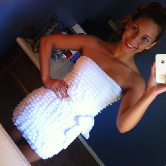 Adorable White Tube Dress with Ruffles - Picture 1 of 2