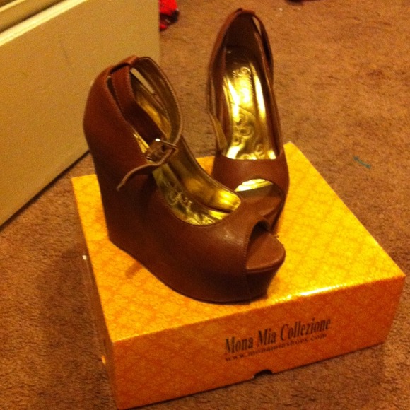 Tan faux leather wedges - Picture 1 of 3
