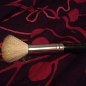 MAC conturing brush