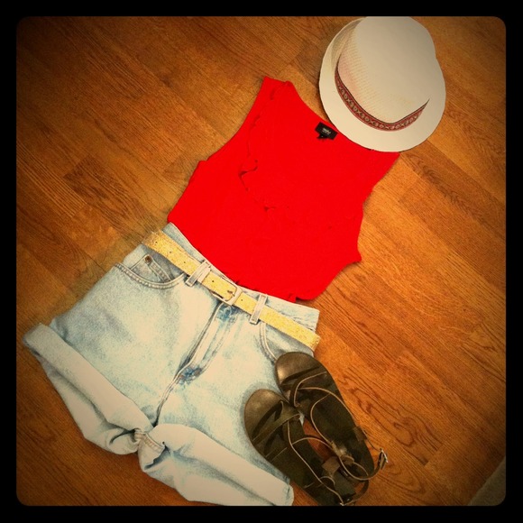 ❌SOLD❌Bright red, ruffle-front tank!