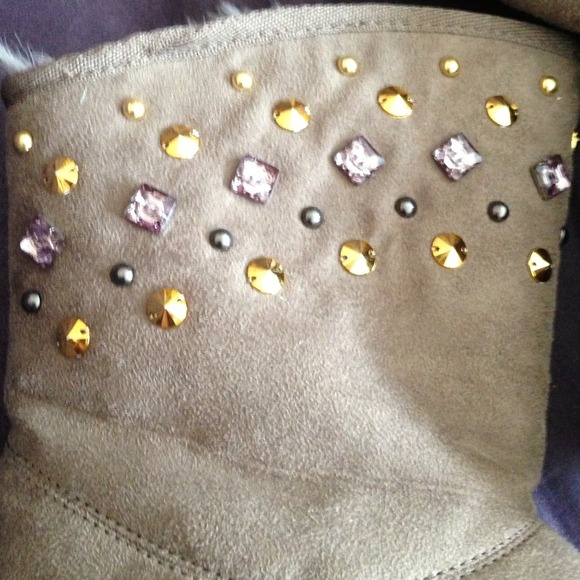 **Sold**Sale** Cute gray boots! :) - Picture 2 of 4