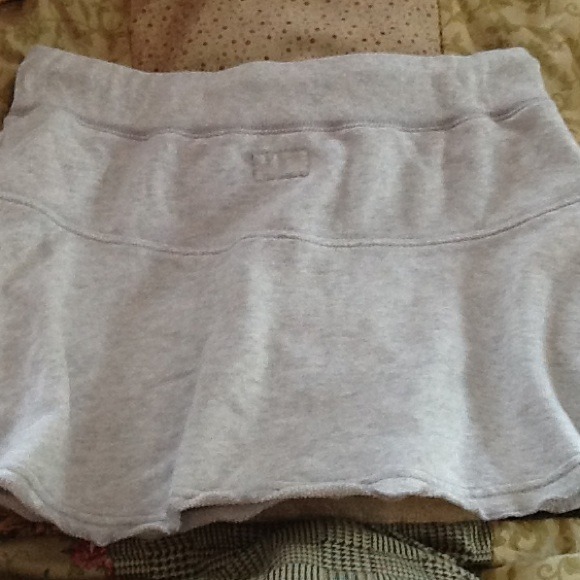 Super Cute AE Skirt - Picture 2 of 3