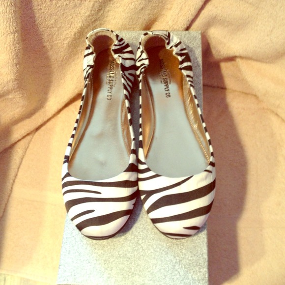 Size 7  black and white flats