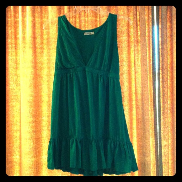 ❌SOLD❌Emerald green, deep v-neck dress
