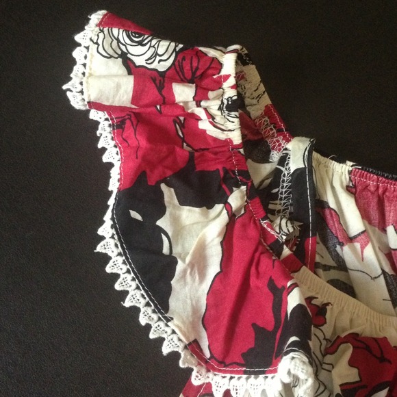 Floral Top with Ruffle - Picture 2 of 4