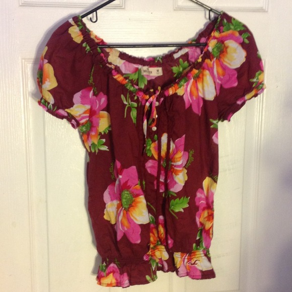 ⭐️TRADED⭐️ Floral Hollister Top