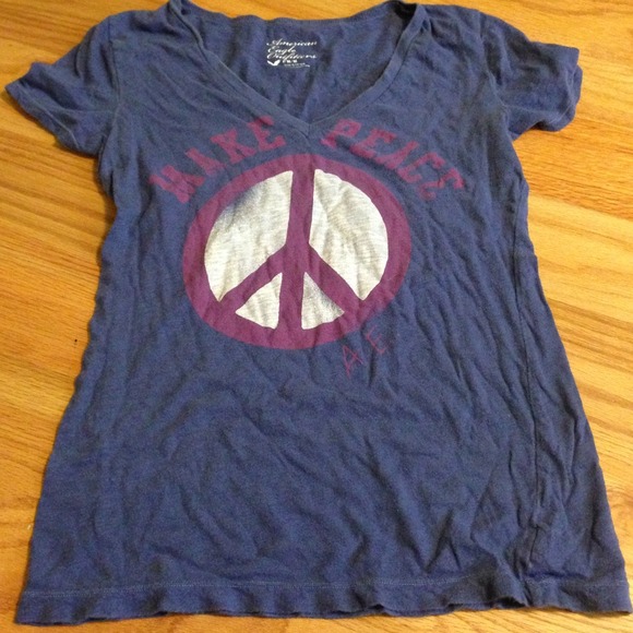 V neck American eagle tee