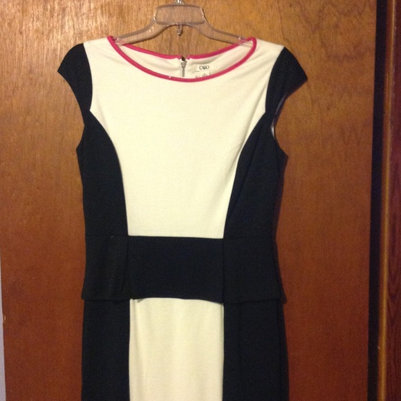 BLACK/WHITE COLOR BLOCK PEPLUM DRESS