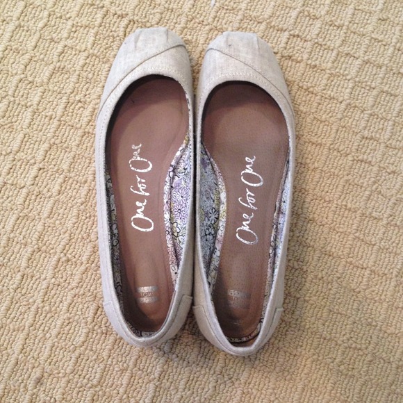 Toms oatmeal Canvas Flats Size 9.5