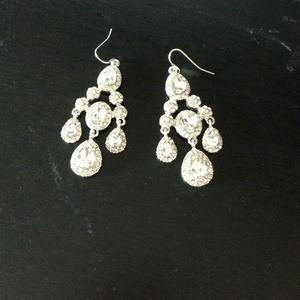 Beautiful dangly diamond earrings! 💎