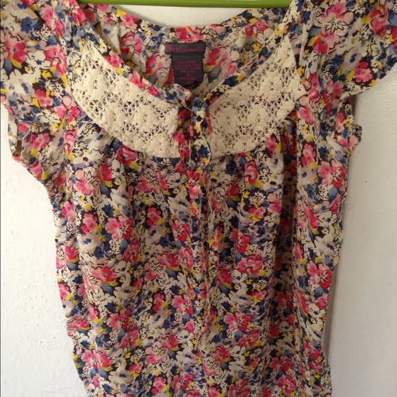 Flowered Top - Picture 2 of 2
