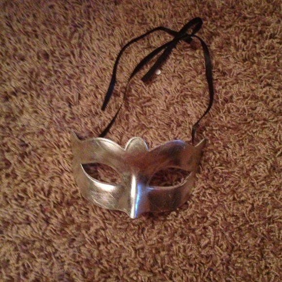 Silver Mask - Picture 1 of 2