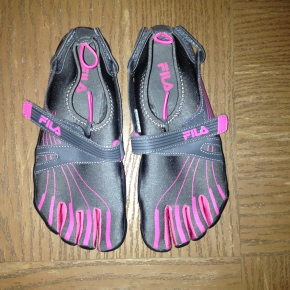 Fila skeletoes Toe shoes