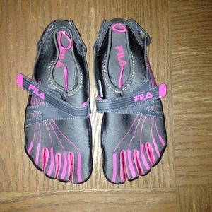 Fila skeletoes Toe shoes