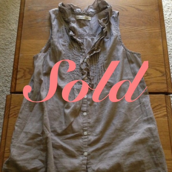 ❌SOLD❌Beige no-sleeve ruffle shirt