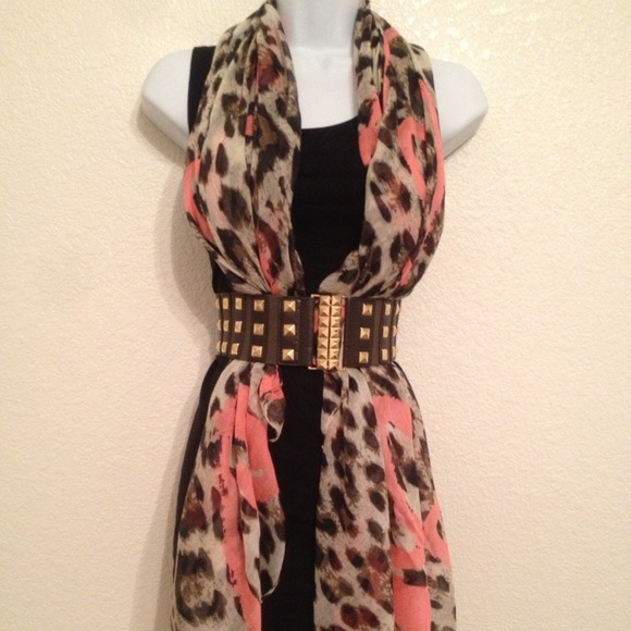 🌟Leopard scarf with pink hearts🌟 - Picture 1 of 4