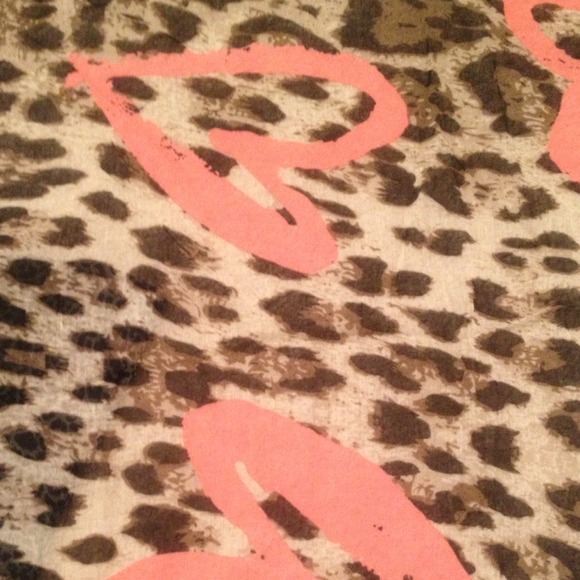 🌟Leopard scarf with pink hearts🌟 - Picture 4 of 4