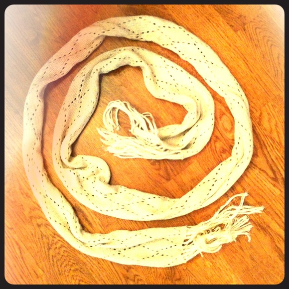 ❌SOLD❌Long, thin, gold knit scarf