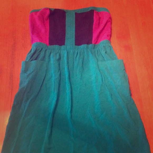 🎀Reduced!🎀 Color block strapless dress!