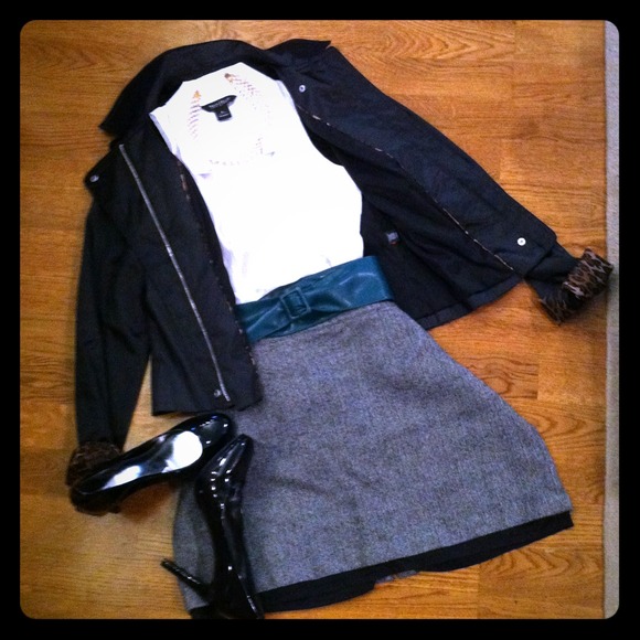 ❌SOLD❌White, button-up, ruffle-front shirt