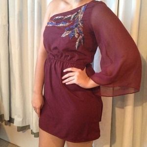 Fabulous one sleeve dress! I love this dress!