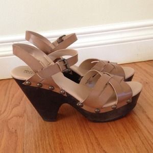 SOLD Host Pick 💕Tan wedges
