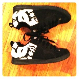 DC womens size 7 black/snow camo shoes